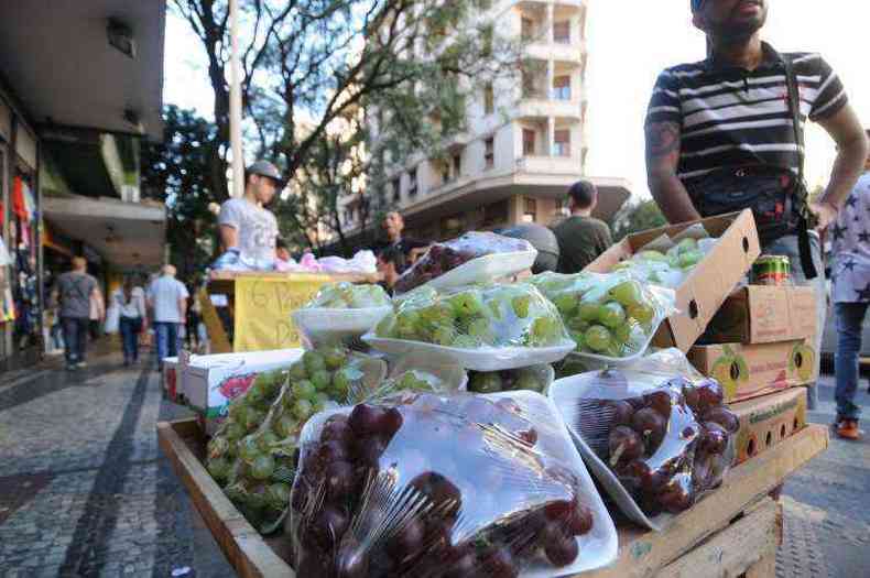 Os comerciantes vo poder comercializar nas feiras frutas, legumes, verduras, ovos, biscoitos, temperos, flores e plantas(foto: Leandro Couri/EM/D.A Press. )