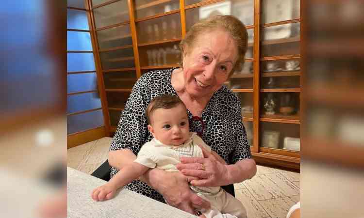 Aracy Balabanian segura Luca, filho de Claudia Raia