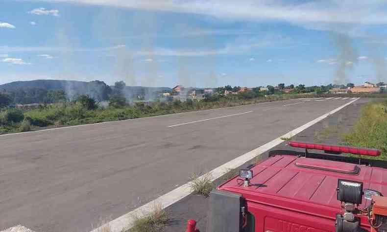Vrios focos de incndios foraram o fechamento do aeroporto de Januria nessa quinta-feira(foto: CBMMG/Divulgao)