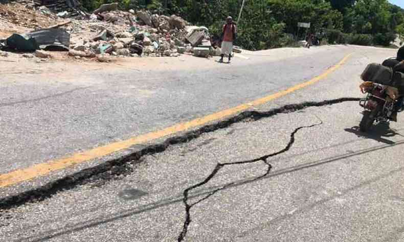 Terremoto danificou at mesmo as vias(foto: Stanley Louis/AFP)