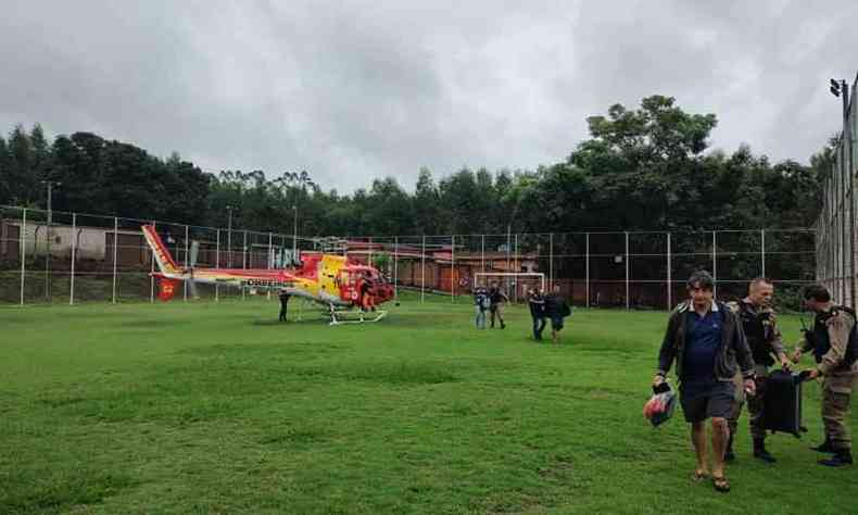 Helicptero Arcanjo resgata pessoas ilhadas