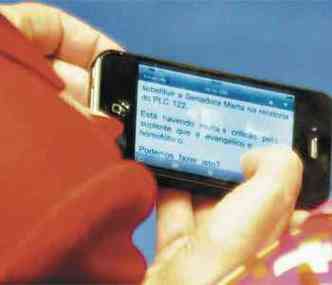 Detalhe da mensagem do celular na mo de Marta Suplicy no Senado(foto: IANO ANDRADE/CB/D.A PRESS )