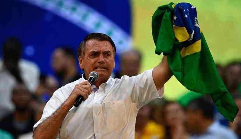 Presidente Jair Bolsonaro (PL) com a bandeira do Brasil