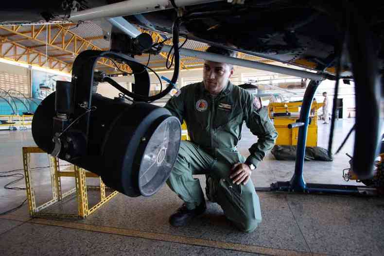 O capito Thiago Vitrio verifica equipamento de aeronave do Comave. Ele conta que a posio de toda a frota pode ser monitorada por sistema inovador criado em Minas(foto: Edsio Ferreira/EM/D.A Press)