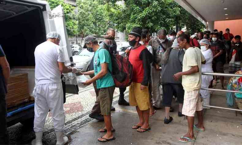 Moradores de rua recebem marmitex na porta do Restaurante Popular do Bairro santa Efignia
