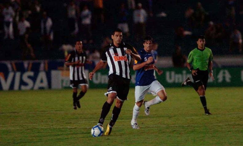 Atltico e Cruzeiro fizeram uma grande partida no Parque do Sabi, em Uberlndia, pelo Brasileiro de 2010, com vitria alvinegra por 4 a 3