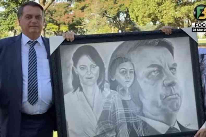 Bolsonaro posa para fotos com quadro de sua família