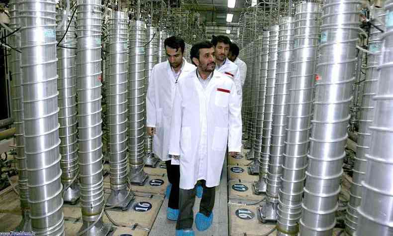 Em 2008, ex-presidente do Ir, Mahmoud Ahmadinejad, visitou instalaes de enriquecimento de urnio de Natanz(foto: HO / HO FILES / AFP)