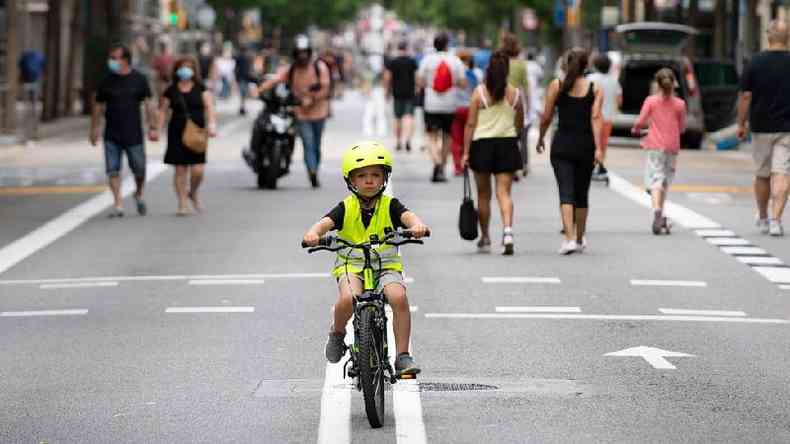 Com as ruas fechadas para o trfego de carros nos fins de semana, crianas podem andar de bicicleta com segurana em Barcelona, na Espanha