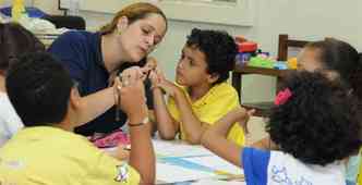 Caio tem ajuda de psicopedagoga para fazer os deveres da escola(foto: Gladyston Rodrigues/EM/DA Press)
