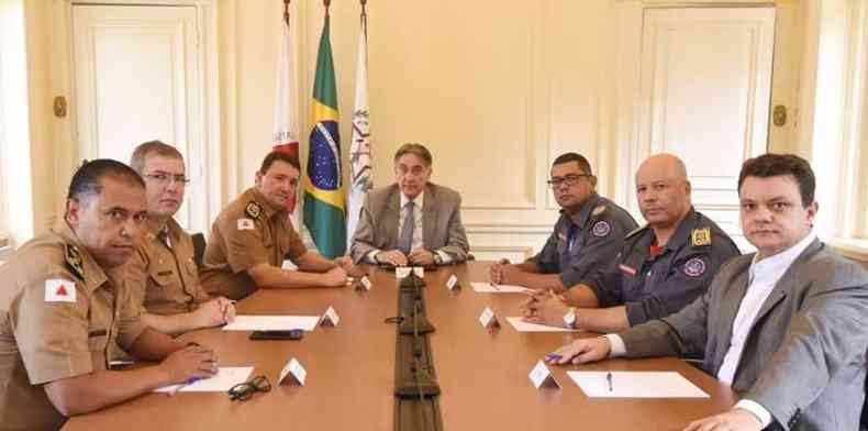 Esta foto foi divulgada pela Polcia Militar, que no informou a data desta reunio entre o governador Fernando Pimentel, o secretrio de Governo, Odair Cunha, e o alto comando da Polcia Militar(foto: Divulgao/PM)