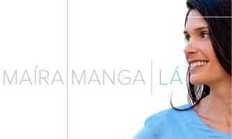 Maíra Manga está de lado, usando blusa azul, na capa do disco ''Lá'' 