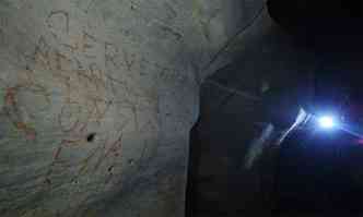 Pichaes em paredes da gruta so marcas de dcadas de abandono(foto: Leandro Couri/EM/DA Press)