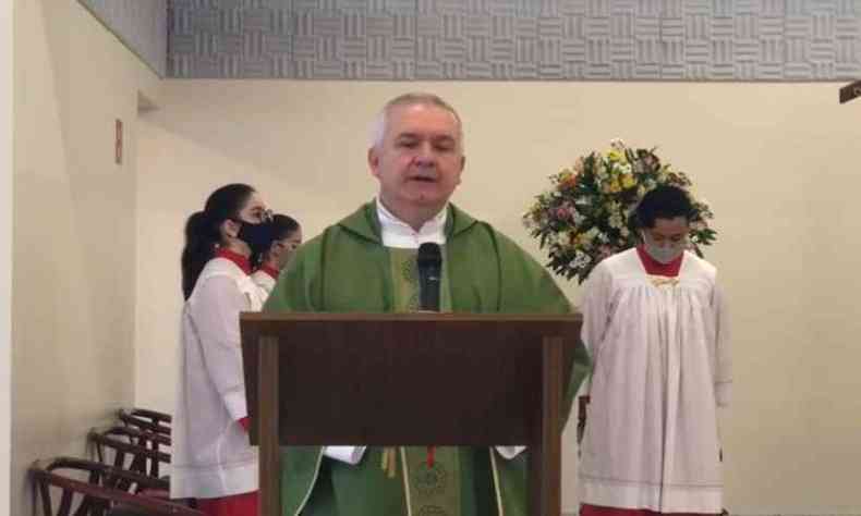 Padre Edson Adlio Tagliaferro voltou a criticar o presidente Jair Bolsonaro em missa realizada nesse domingo(foto: Reproduo)