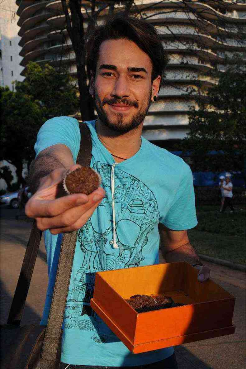 'Estou vendendo brigadeiro para pagar minha faculdade. Me d uma forcinha?' - Aos 20 anos, Joo Bortolini oferece um sorriso e um doce feito por ele mesmo em troca de R$ 2. Precisa repassar at 600 unidades para financiar a mensalidade do curso de engenharia de produo. Ele no desiste. (Sandra Kiefer)