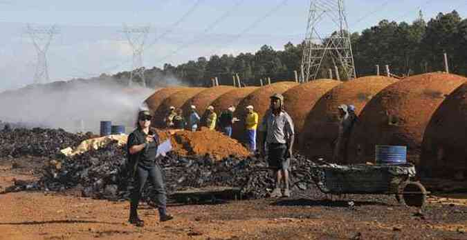 Recente fiscalizao do Ministrio do Trabalho e Emprego em conjunto com outros rgos para combater trabalho escravo em carvoarias no interior de Minas(foto: Juarez Rodrigues/EM/D.A Press)