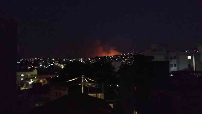 Incndio atingiu vegetao prximo a Cidade AdministrativaElke Costa