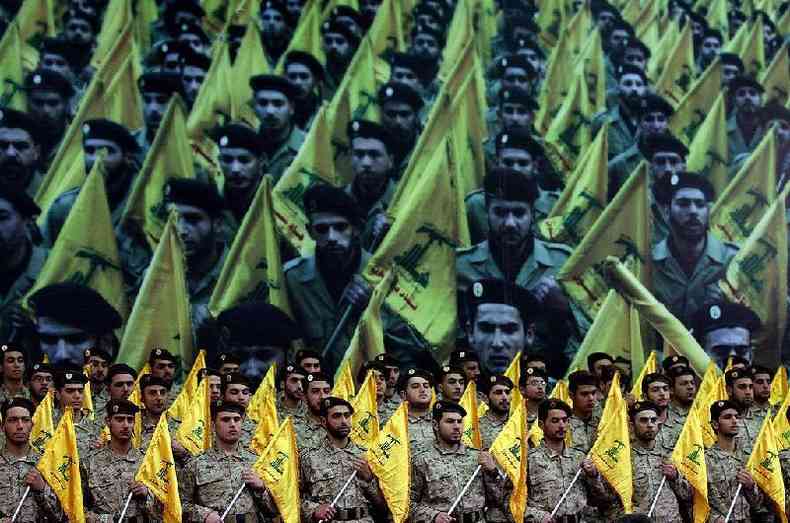 Combatentes do Hezbollah em desfile