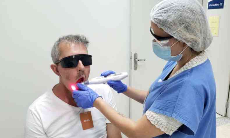 Paciente Giovanni de Oliveira e cirurgi dentista Luiza Fonseca