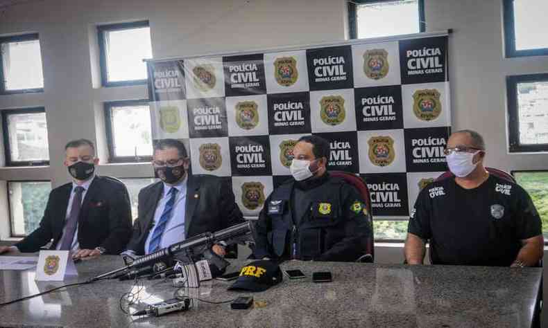 Em coletiva, polcias civli e rodoviria federal anunciaram a priso de um dos homens mais procurados do pas(foto: Leandro Couri/EM/D.A Press. Brasil. Minas Gerais. Belo Horizonte)