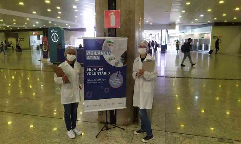 Funcionárias da Fundação Ezequiel Dias (Funed) aguardam voluntários para recolher amostras de swab nasal