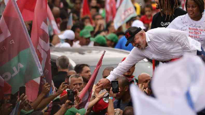 Em ato em Belford Roxo (RJ), Lula e parte dos apoiadores usaram branco, mas bandeiras vermelhas tambm ocupavam espao