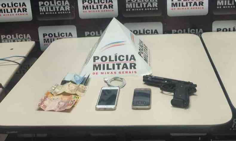 Material apreendido com os suspeitos detidos pela PM. Arma era falsa(foto: Polcia Militar/Divulgao)