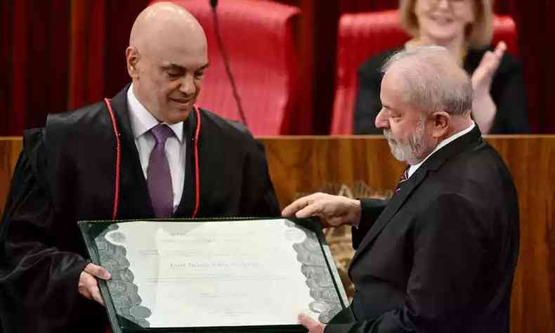 lula recebe diploma de Alexandre de Moraes