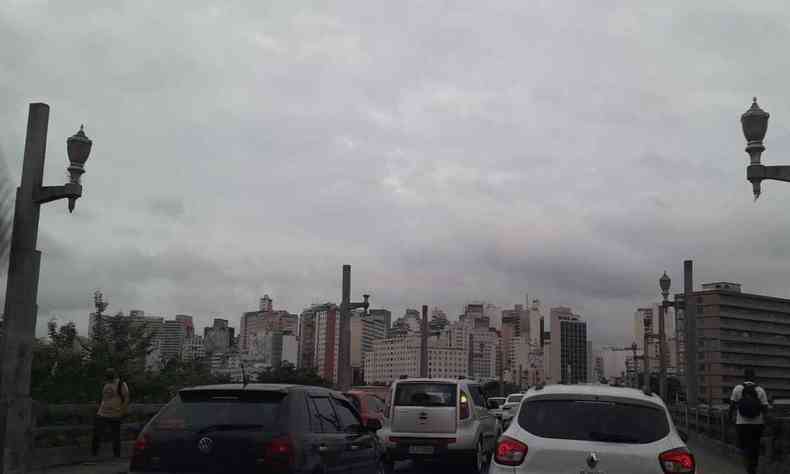 Vista do Centro de Belo Horizonte com cu nublado e possibilidade chuvas a qualquer hora 