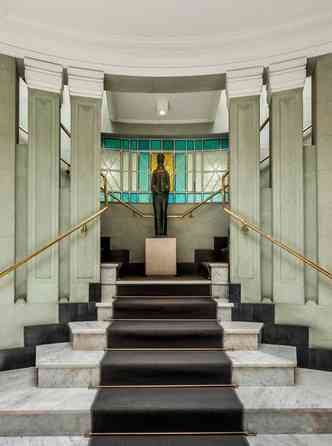 Escadaria de acesso ao segundo pavimento do Palacete Jeha. Construdo na dcada de 1930 com o fim residencial, esse exemplar de art dco abriga um escritrio de advocacia(foto: PEDRO SALES/DIVULGAO)