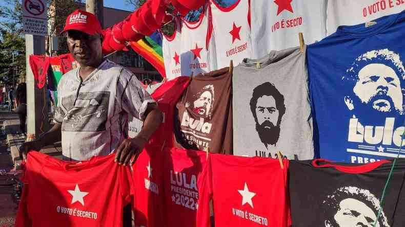 Ambulante vendendo camisa do Lula 