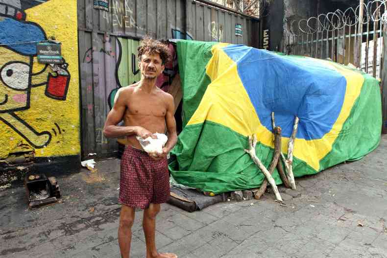 No Centro da capital mineira, Alexandre Ferreira, de 46 anos, se protege do frio com a bandeira nacional: 'Ajuda a formar minha casa', diz(foto: Jair Amaral/EM/DA Press)