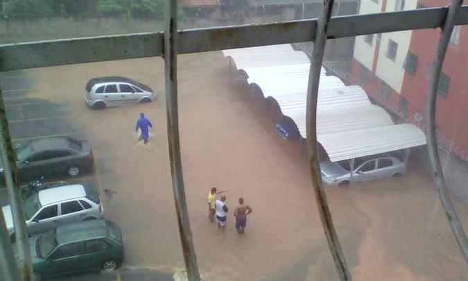Estacionamento de prédio ficou inundado em Venda Nova(foto: WhatsApp/Reprodução) Estacionamento de prédio ficou inundado em Venda Nova(foto: WhatsApp/Reprodução)