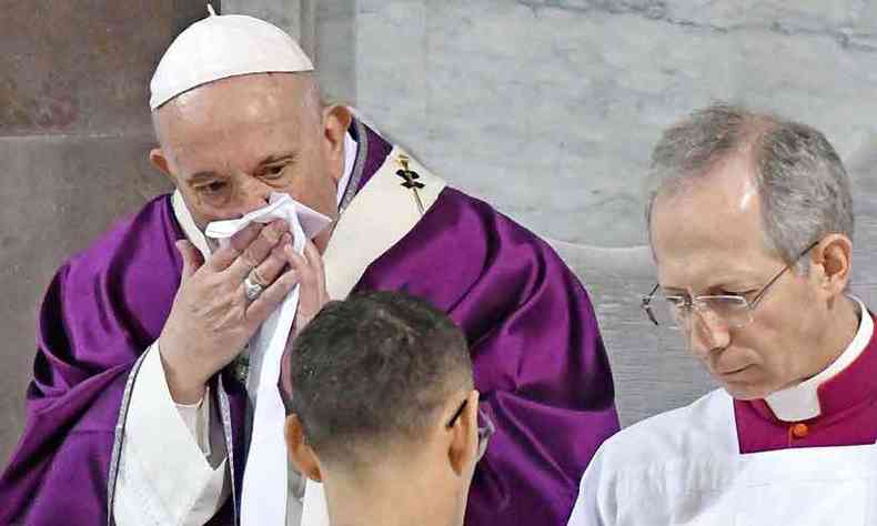 Aos 83 anos, papa Francisco estaria resfriado e teve que cancelar vrias audincias oficiais (foto: Alberto PIZZOLI/AFP)