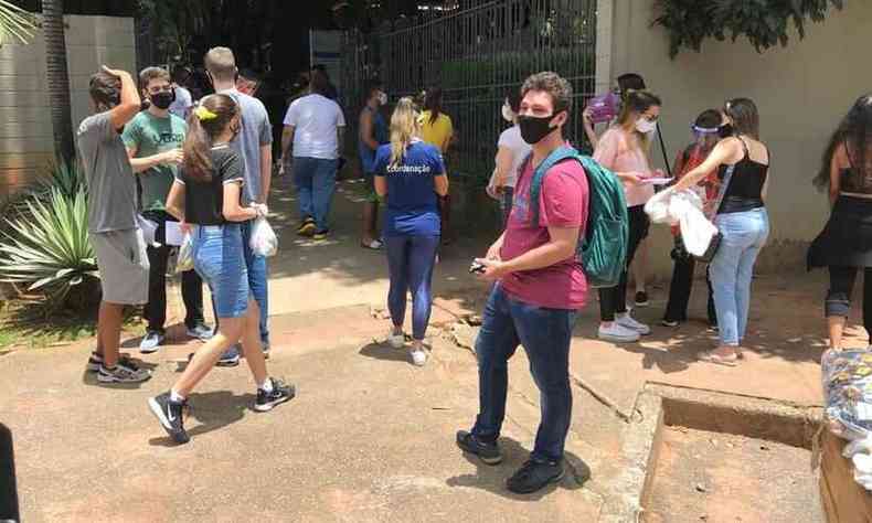 Estudantes na PUC-MG, Corao Eucarstico, em Belo Horizonte, entrando para comearem as provas(foto: Ramon Lisboa/EM/D.A Press)