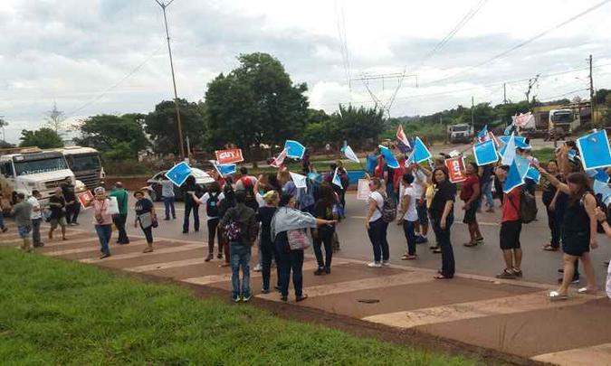Professores protestando em Igarapé, na manhã desta quarta-feira(foto: Sind-UTE/MG/Divulgação) Professores protestando em Igarapé, na manhã desta quarta-feira(foto: Sind-UTE/MG/Divulgação)