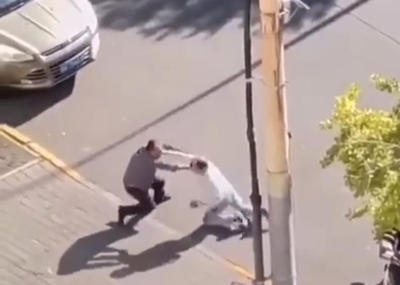 Momento em que funcionrio da embaixada  atacado por homem ainda no identificado