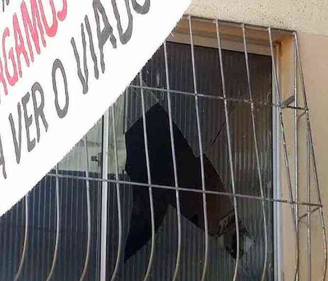 Janelas dos condomnios residenciais Antares e Savana foram quebradas(foto: Edesio Ferreira/EM/D.A.Press)