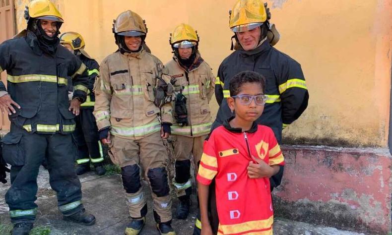 caio junto com os militares do corpo de bombeiro