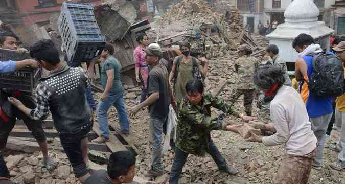 Terremoto derrubou prdios e torres e provocou uma avalanche mortal (foto: AFP PHOTO / PRAKASH MATHEMA )