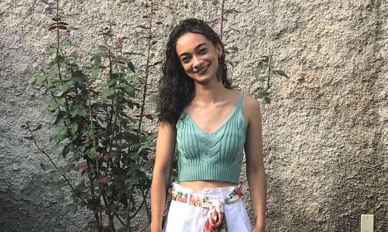 Jovem de 21 anos, Juliana Vieira sorri em foto de redes sociais
