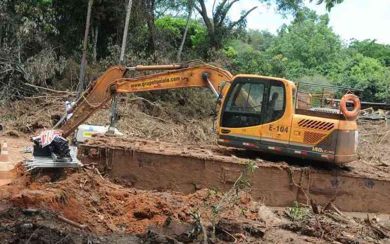 Escavaes com mquinas passaram a ser feitas tambm na chamada ''zona quente'' do desastre(foto: Tlio Santos/EM/D.A Press)
