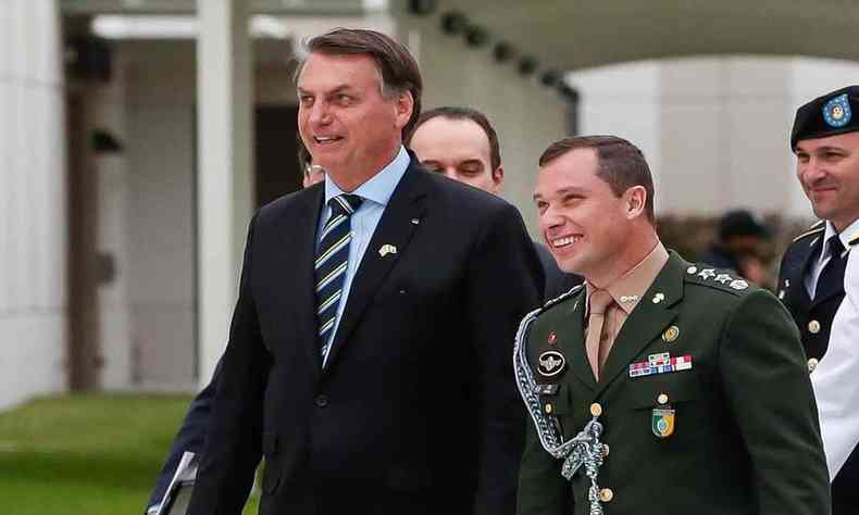 Bolsonaro e seu ajudante de ordens, o tenente-coronel Mauro Cid