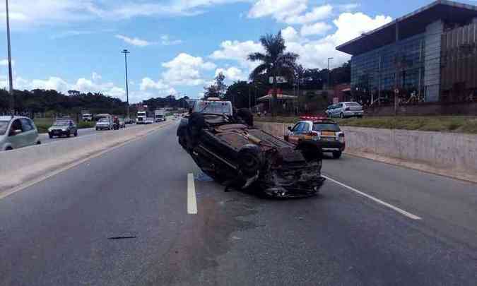 Carro capotou na altura do Bairro Caiara(foto: Bruno Luciano/Divulgao)