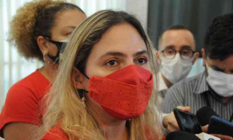 Na foto, Beatriz Cerqueira com uma mscara vermelha