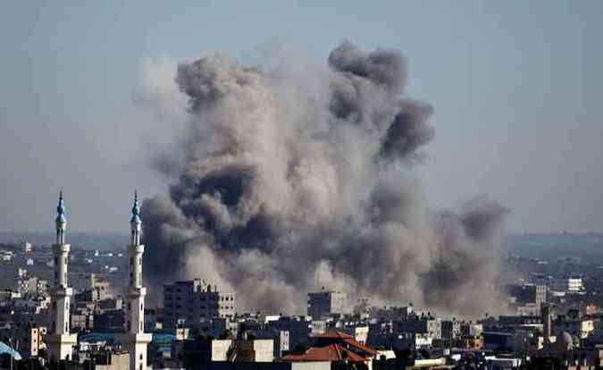 Nuvem de fumaa aps mais um bombardeio de Israel sobre a faixa de Gaza(foto: AFP PHOTO/MOHAMMED OTHMAN)