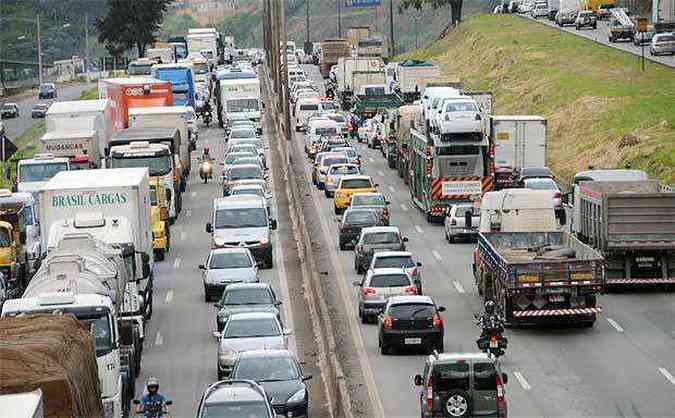 O congestionamento j chega ao Anel Rodovirio de Belo Horizonte(foto: Paulo Filgueiras/EM/D.A.PRess)