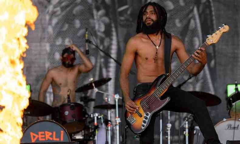 Sem camisa, o baterista Pancho e Chaene da Gama, da banda Black Pantera, tocam no palco do Rock in Rio 2022