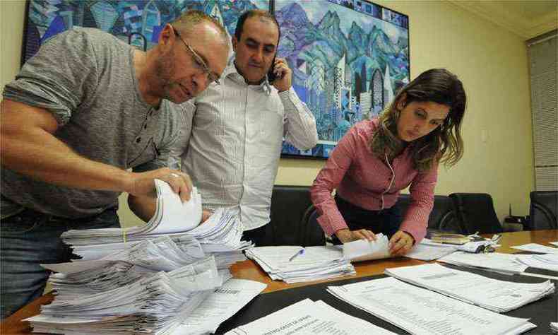 Secretrio-geral do PSB, Adenor Simes (E), em meio a pilhas de papel para criar comisses provisrias (foto: Marcos Vieira/EM/D.A Press)