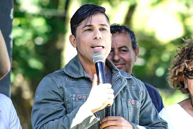 O prefeito de Barra do Pira (RJ), Mario Esteves com microfone em uma das mos 